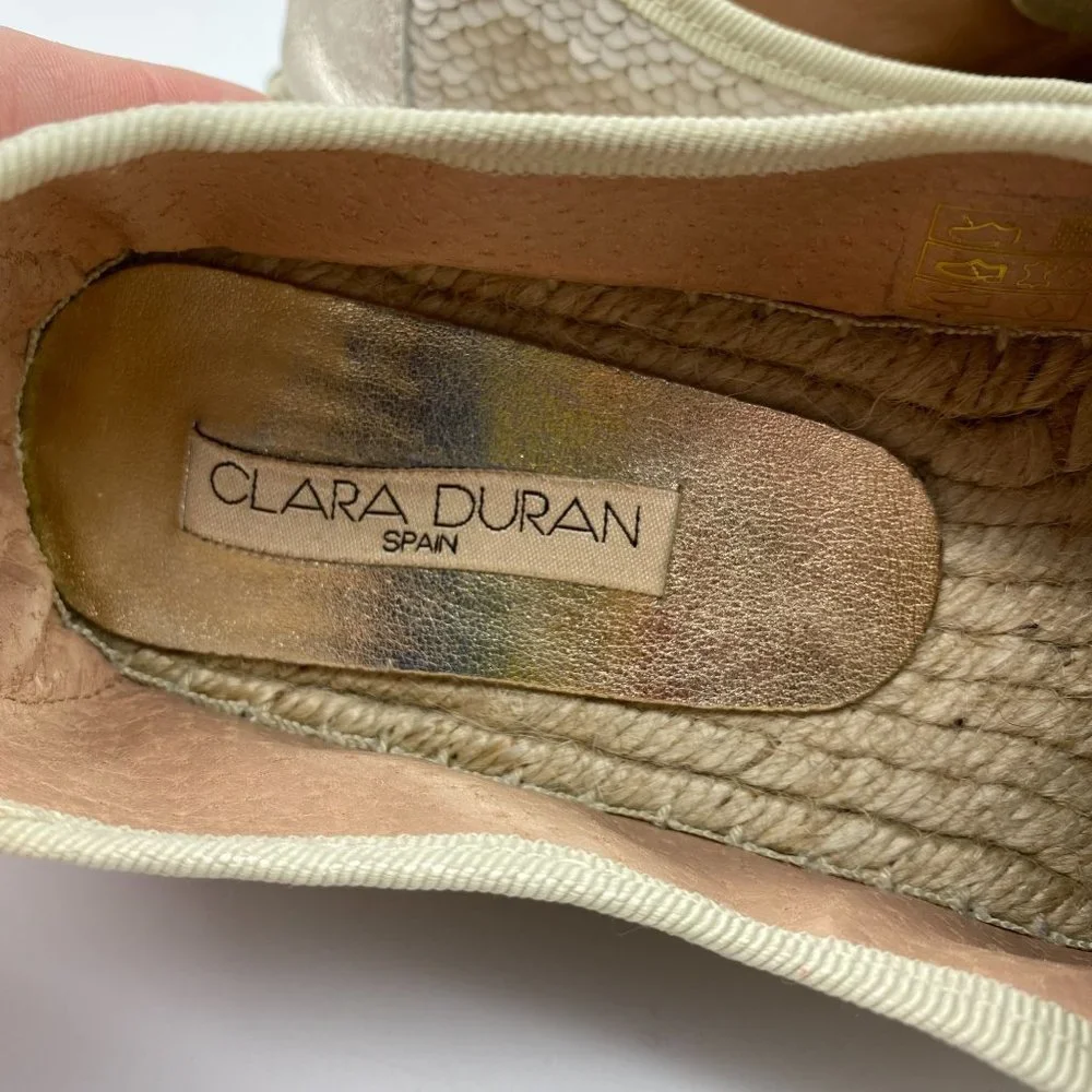 Clara Duran features 	•